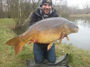 Matériel De Pêche à La Carpe Au Bord D'une Rivière